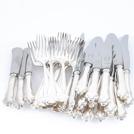 Disa 12 gafflar 180 mm 12 knivar med rostfria blad 210 mm 4 smörknivar med rostfria blad 165 mm. Vikt gafflar 449g. Bruttovikt knivar 732g. Bruksskick.