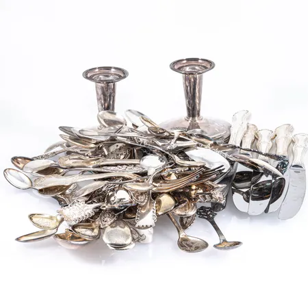 Diverse silver 830/1000 1510g + 236g delar med rostfria blad + två fyllda ljusstakar 338g. Gravyrer. Bruttovikt 2080g.  Skickas med postpaket.