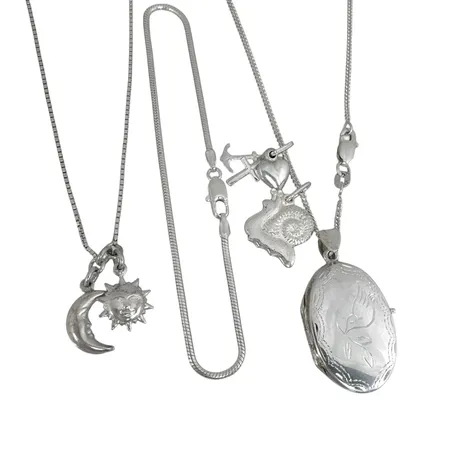 Smycken i silver, merparten 925/1000, halskedjor med längd 40,0 / 40,5 cm, armband 19,5 cm, hängen tre st - längd inkl. ögla 18 / 22 / 35 mm Vikt: 18,8 g