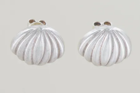 Ett par örhängen bredd 1,8 cm, lie ojämn stift silver Vikt: 4,3 g