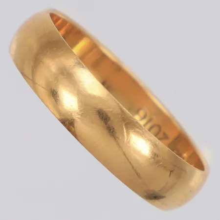 Ring slät stl:19½, bredd 5mm, gravyr, 18K Vikt: 4,5 g