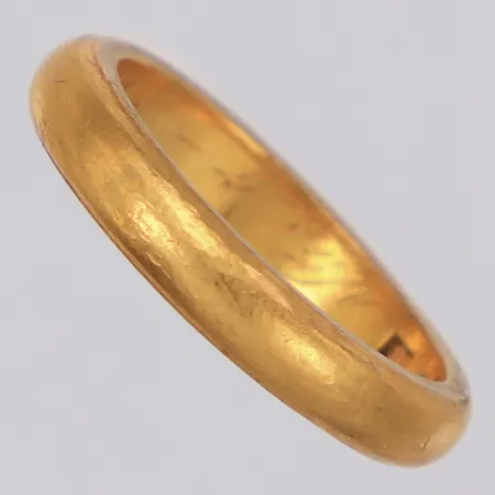 Ring slät, stl:17¼, bredd 3,7mm, gravyr, 23K Vikt: 7,6 g