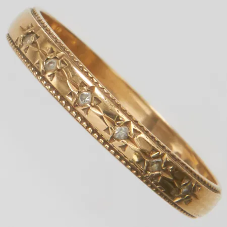 Ring med diamanter 6 x ca.0,005ct, 8/8-slipade, stl:16¾, bredd: 2,7-2,9mm, engelska stämplar, 9K Vikt: 1,3 g