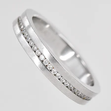 Ring Josefin från Edblad stl:19½ bredd 4mm vita stenar vitmetall