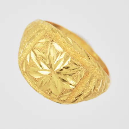 Ring med mönsterdekor Thaiguld, 1 Slung / ¼ Baht, stl: 19½, stämplad 96,5%, för 23,16K guld Vikt: 3,8 g