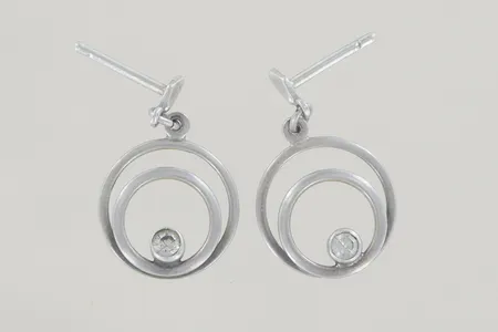 Ett par örhängen längd 2 cm, ploppar saknas silver Vikt: 1,8 g