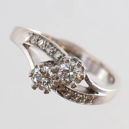 Tvillingring med diamanter totalt 0,39ctv enligt gravyr 2 x ca 0,16ct stl:16 bredd 2,5-7,5mm vitguld 18K. Vikt: 4,2 g