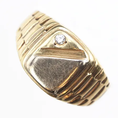 Klackring med liten vit sten,  stl:20, bredd ca 2,8-12,5mm, 14K. Vikt: 5,1 g
