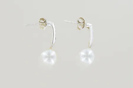 Ett par örhängen med pärla/stenar höjd 2 cm bredd 8 mm, silver Vikt: 1,7 g