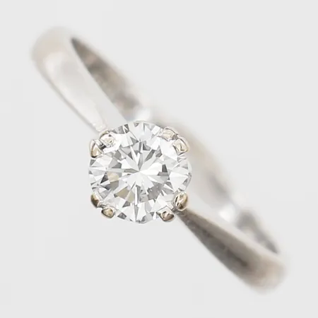 Ring med diamant 1 x ca 0,65ct stl 17¼, bredd 2-6mm, Guldfynd Ab, Solna år 1987, vitguld, 18K. Vikt: 3,5 g