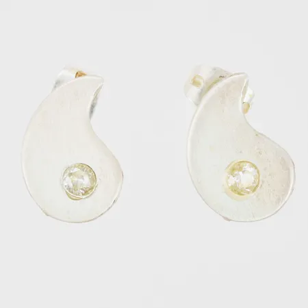 Örhängen med vita stenar längd 13mm, bredd 9mm, ostämplat silver Vikt: 1,6 g