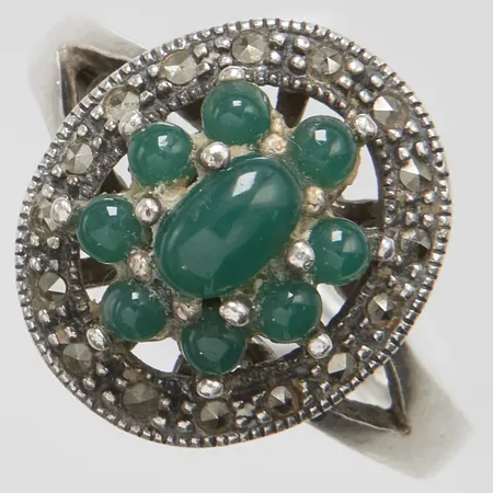 Ring med grön kalcedon samt markasiter, stl:19½, bredd: 2-17,2mm, limrester runt stenarna, silver 925/1000 Vikt: 7,5 g
