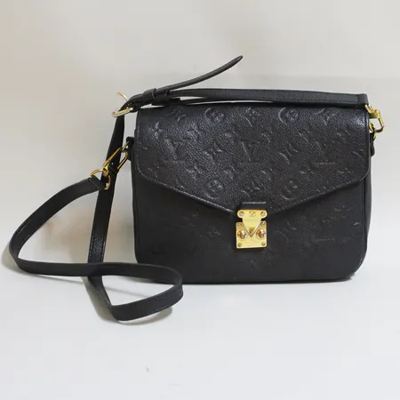 Handväska Louis Vuitton Pochette Métis svart monogramcanvas, refnr: M41487, beslag i gulmetall, mått ca 25 x 19 x 7 cm, avtagbar axelrem, bruksslitage, lätt slitage på lås, kvitto från Louis Vuitton Polen 2021, inga tillbehör