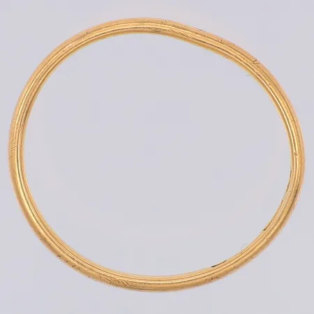 Ring slät stl:19½, skev, 18K Vikt: 3,3 g