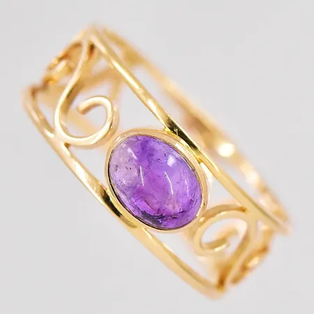Ring med cabochonslipad ametist stl:18 bredd 7,4mm 18K Vikt: 2,9 g