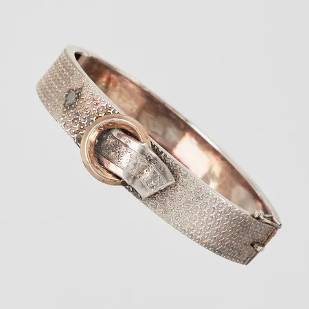 Stelt armband med mönster innermått 58x52mm, bredd 15mm, små bucklor, silver 830/1000 Vikt: 15 g