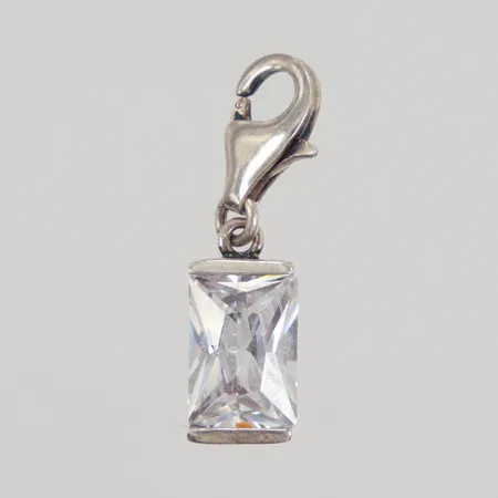 Berlock med vit sten längd inklusive ögla 25,7mm, bredd 7mm, smärre nagg, 925/1000 silver, Vikt: 2,2 g