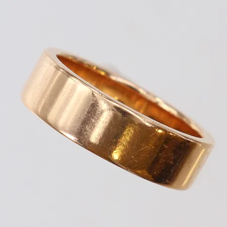 Ring slät stl:18½ bredd:6,1mm gravyr 18K Vikt: 9,6 g