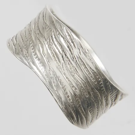 Ring med mönsterdekor, stl:ca.16½, bredd: 8,2-8,7mm, silver 925/1000 Vikt: 3,4 g