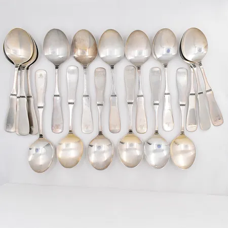 18 Efterrättsskedar modell Uppsala längd 15,5cm graverade silver 830/1000 Vikt: 583 g