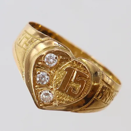 Ring med vita stenar stl:17½ bredd 11mm gravyr 18K Vikt: 1,9 g