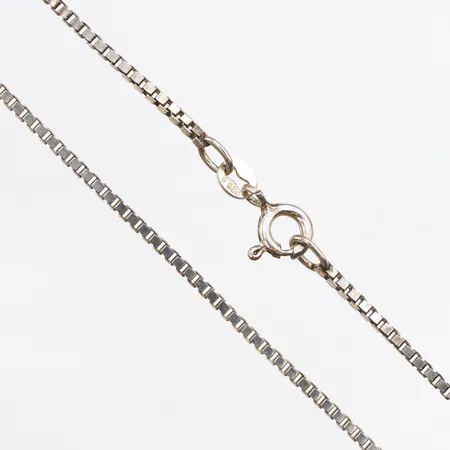 Kedja venezia, längd ca 60cm, bredd ca 1,4mm, 925/1000 silver. Vikt: 7,4 g