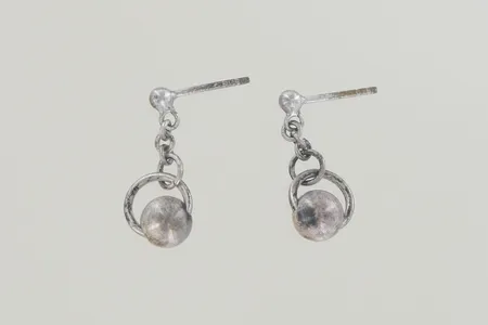 Ett par örhängen längd 2 cm, ploppar saknas silver  Vikt: 1,9 g