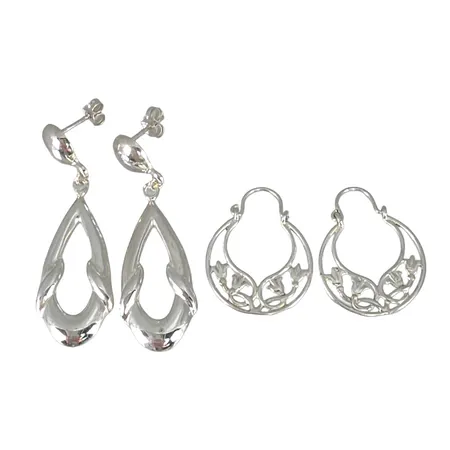 Örhängen i silver två par, örhängenas storlek 20x26 mm / 14x46 mm, fint skick Vikt: 8,1 g