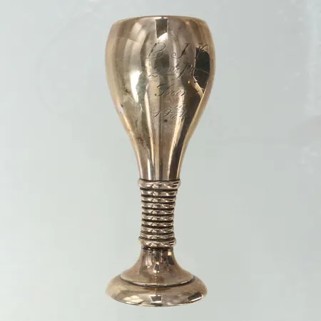 Pokal höjd 10cm bredd 4cm gravyr bucklig Silver 830/1000 Vikt: 33,5 g