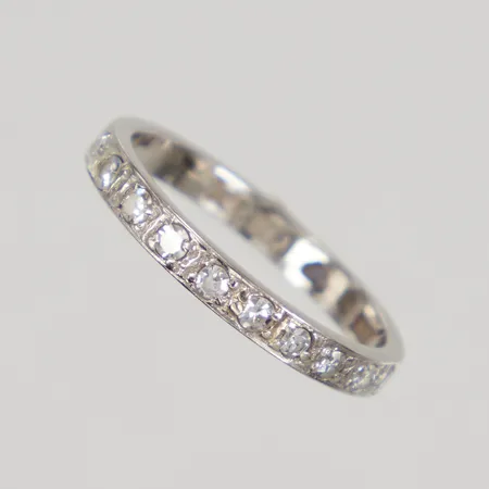 Ring med åttkantsslipade diamanter 10x ca 0,01ct, stl 15¾, bredd 2,4mm, vitguld 18K Vikt: 2,3 g