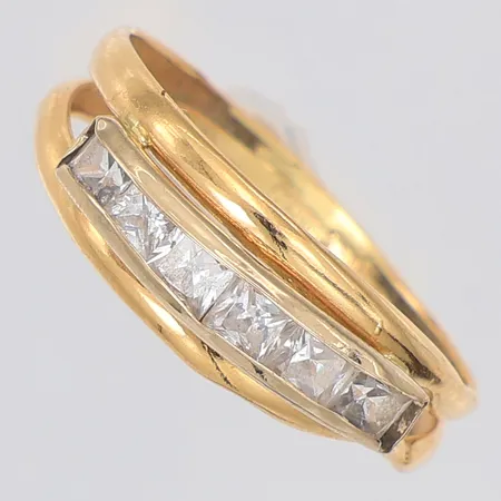 Ring vita stenar stl:15¼ Guldfynd, skev, vikskador, 18K Vikt: 0,9 g