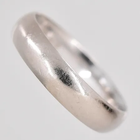 Ring vitguld stl:20 bredd 4,9mm Schalins gravyr 18K Vikt: 5,8 g