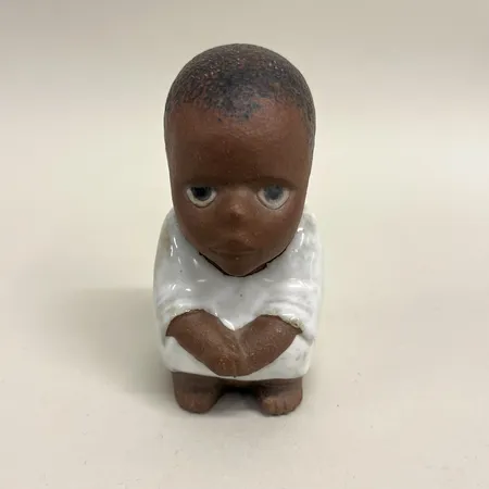 Figurin Syd ur serien Världens barn, design Lisa Larsson (1931-2024), höjd 11cm, etikettmärkt, stengods