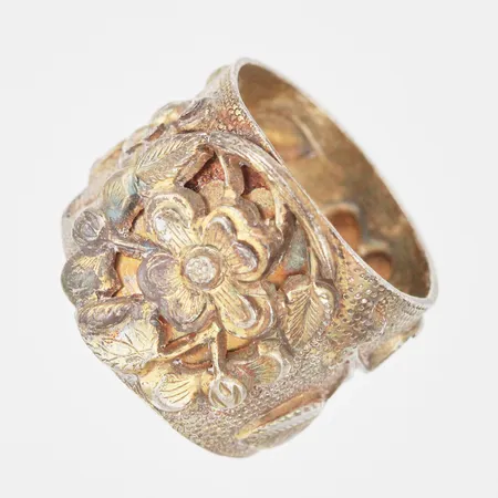 Ring med floral dekor stl:17, bredd 16mm, ostämplat silver Vikt: 6,6 g