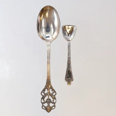 En Moccasked en saltsked längd 5-10cm olika tillverkningsår silver 830/1000 Vikt: 10,8 g