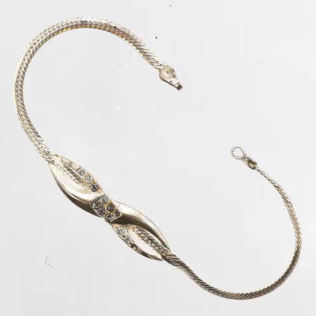 Armband med vita stenar, längd ca 15,5cm, bredd ca 3-7mm, saknar lås samt en sten, 925/1000 silver. Vikt: 2,9 g