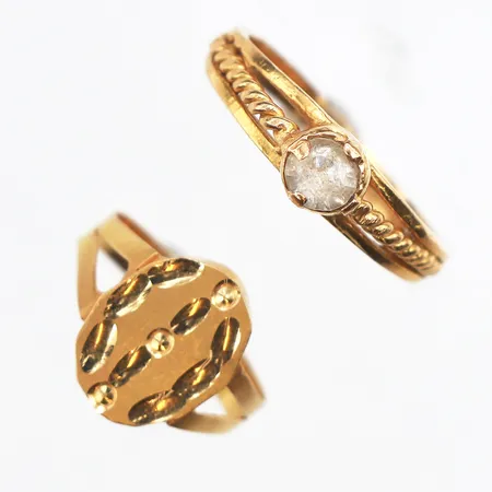 2 Ringar en med sten, stl:12-13¾, bredd ca 1,7-2,2mm, 23K. Vikt: 2,5 g