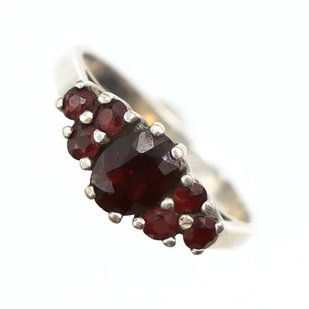 Ring med granater, stl:17½, bredd ca 2mm, 835/1000 silver. Vikt: 2,5 g