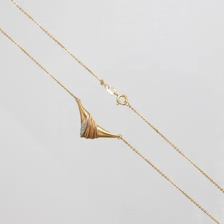 Collier trefärgad med diamant 1xca0,0025ct, längd ca 42,5cm, bredd 1-11mm, 9K Vikt: 2,5 g