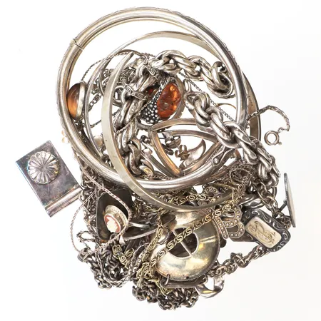 Diverse silver, defekter, 830-925/1000 silver. Vikt: 160,9 g