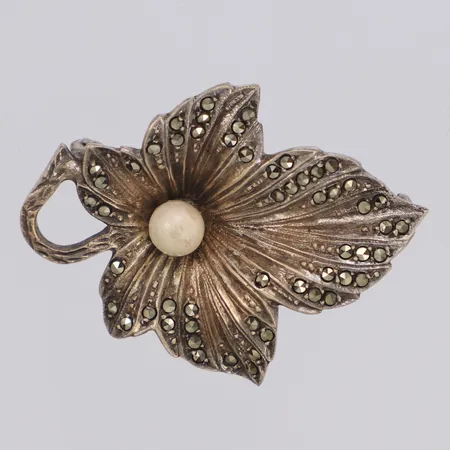 Brosch löv med markasiter och plastpärla, längd 38mm, importstämplat 830/1000silver Vikt: 7,8 g