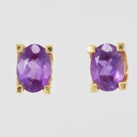Örhängen med ametister, 5,5x7mm, saknar snurrebussar, 18K. Vikt: 1,7 g