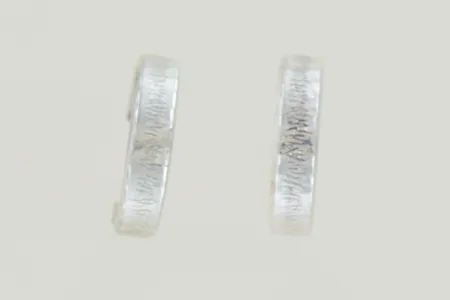 Ett par örhängen diam 17 mm bredd 4,5 mm, silver 925/1000 Vikt: 1,3 g