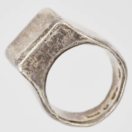 Klackring med bokstaven H stl:16, bredd 7-17mm, silver 830/1000 Vikt: 15,5 g