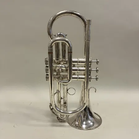 Kornett Yamaha Bb modell YCR233S, SNR: 011543, saknar munstycke, mindre bucklor, bruksslitage, originalväska. Skickas med postpaket.