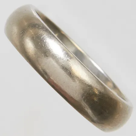 Ring stl:16, bredd: 4,5mm, gravyr, vitguld, behov av omrodiering, 18K Vikt: 6,5 g