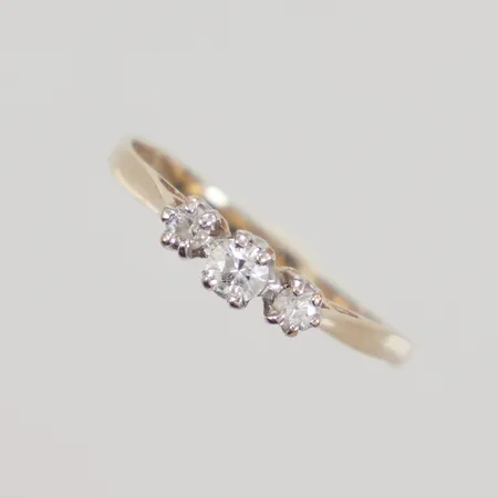 Ring med vita stenar stl 16½, bredd 1,5-3,2mm, ojämn skena, 9K Vikt: 0,9 g