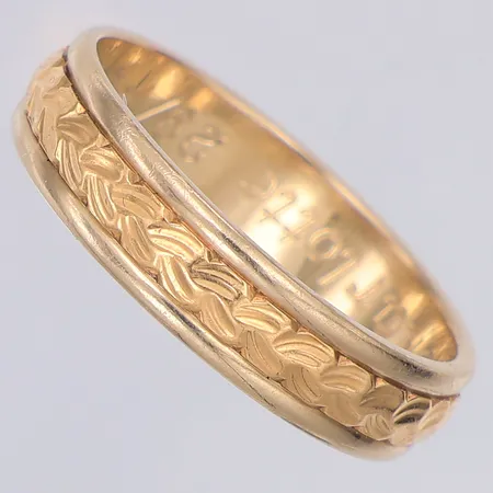 Ring mönstrad stl:19¾, gravyr, 18K Vikt: 5,5 g