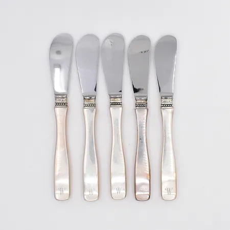 5 Smörknivar modell Uppsala längd 16cm graverade stålblad silver 830/1000 Vikt: 269,3 g