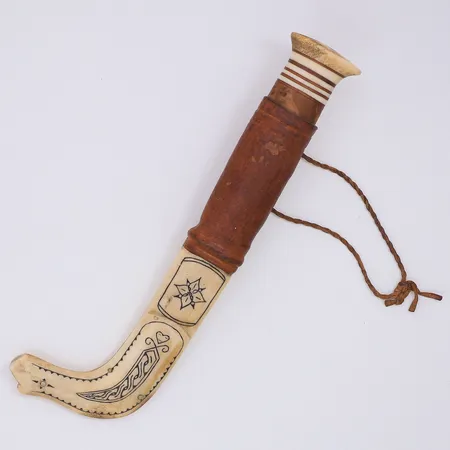 Samisk Halvhornskniv signerad "NP." 19cm, sirad renhornshölje, läder och näver detaljer